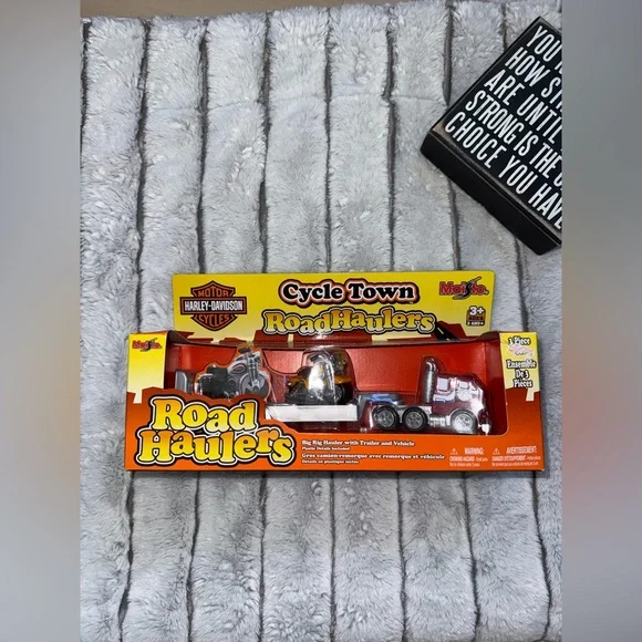 Maisto Harley-Davidson Road Haulers Toy Set - Red and Silver - Picture 1 of 7